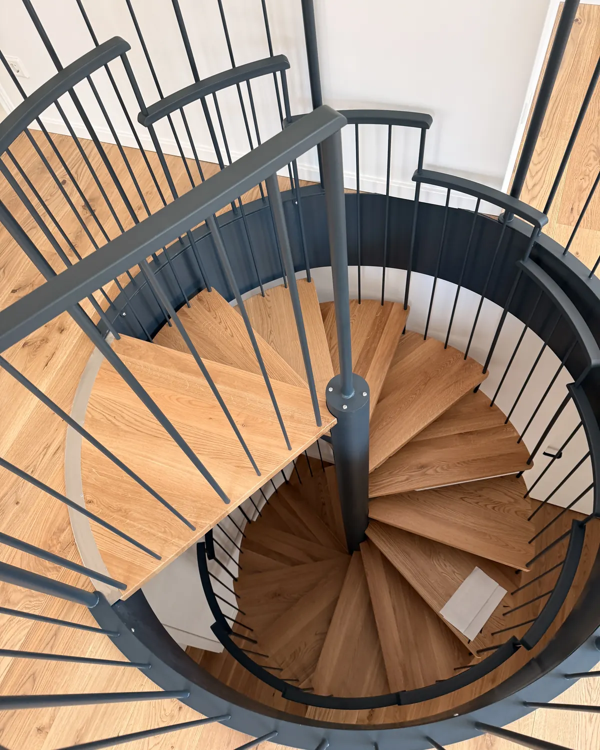 Wendeltreppe in einem Neubau von CoRock, von oben fotografiert