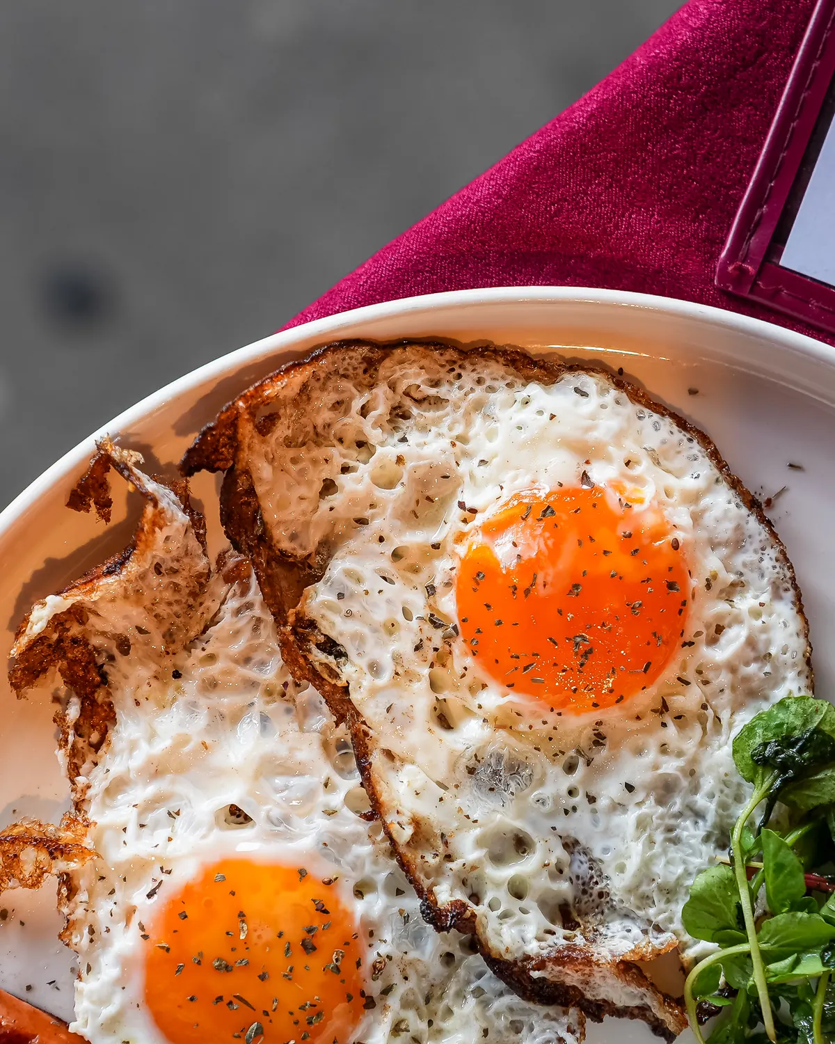 Frühstücksteller mit Spiegelei und Avocado im Balkon