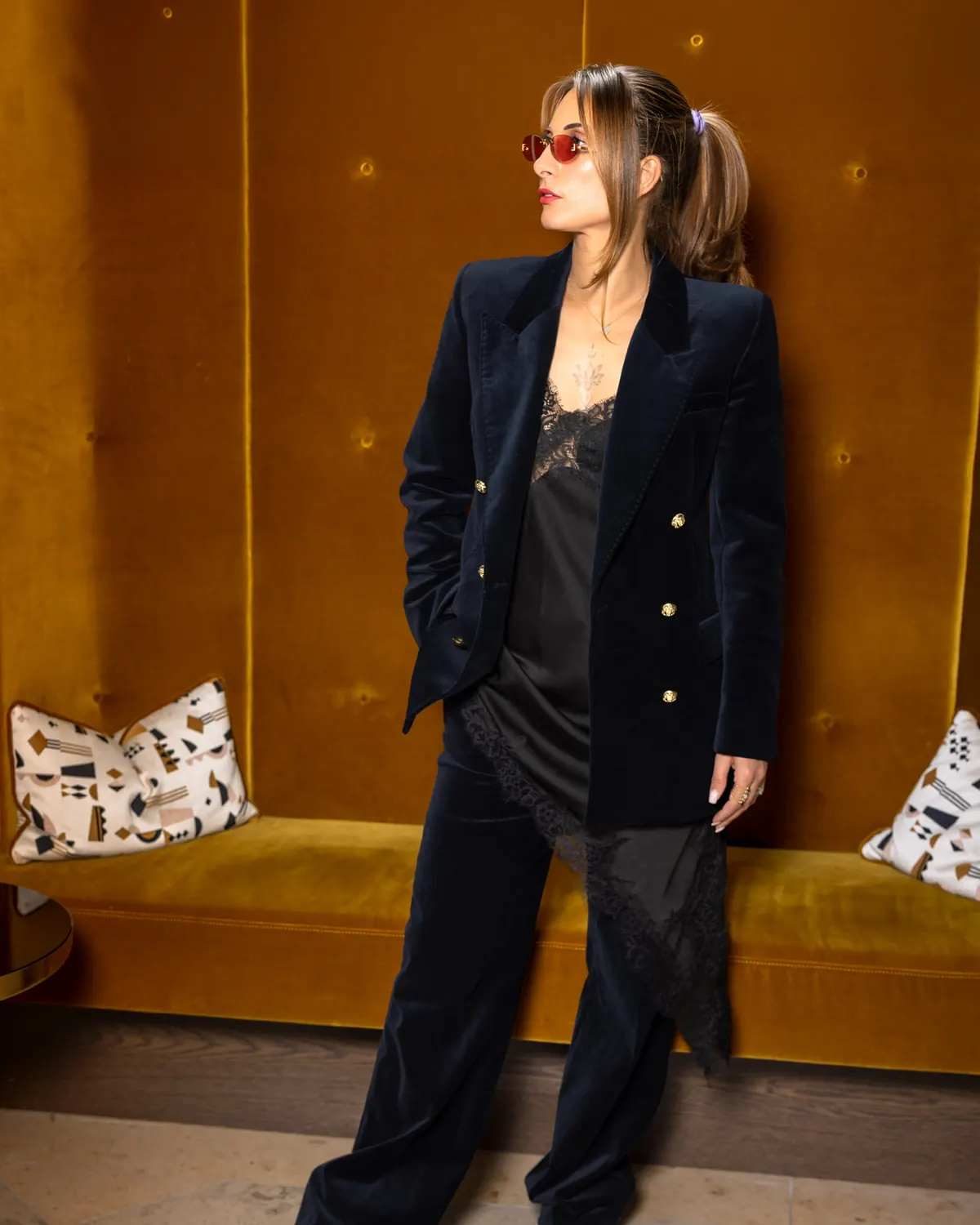 Isabelle Maria Hubert im schwarzen Anzug vor goldener Wand