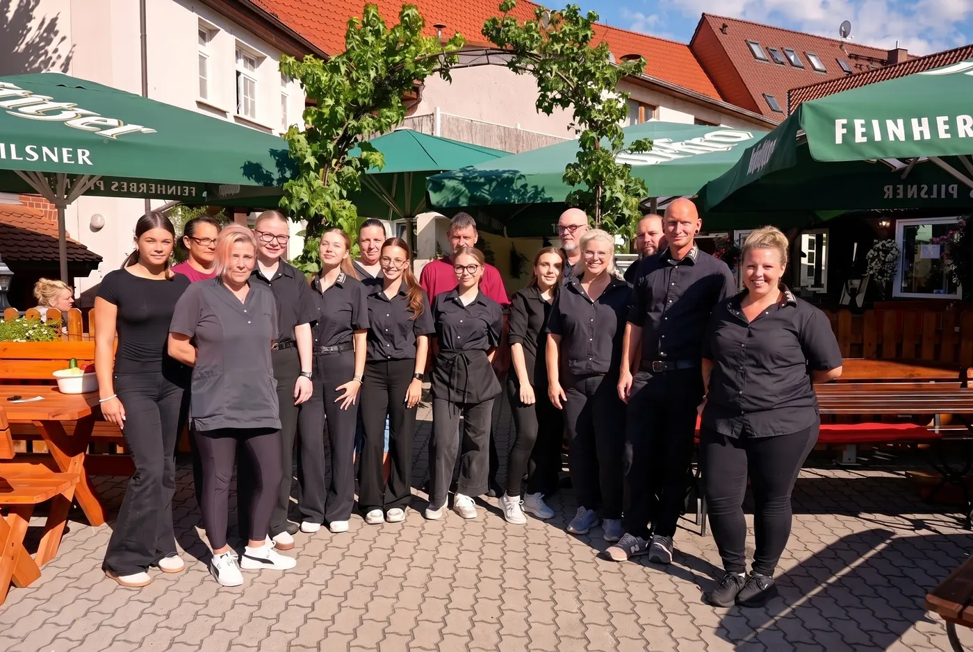 Team von Hotel National vor dem Haus